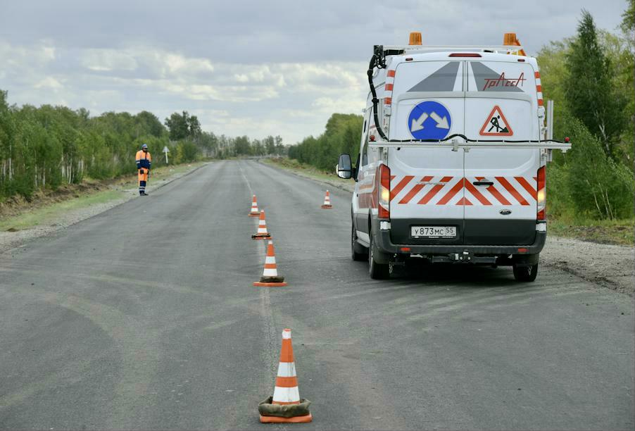 Омские дорожники ремонтируют трассу, ведущую в Нововаршавку